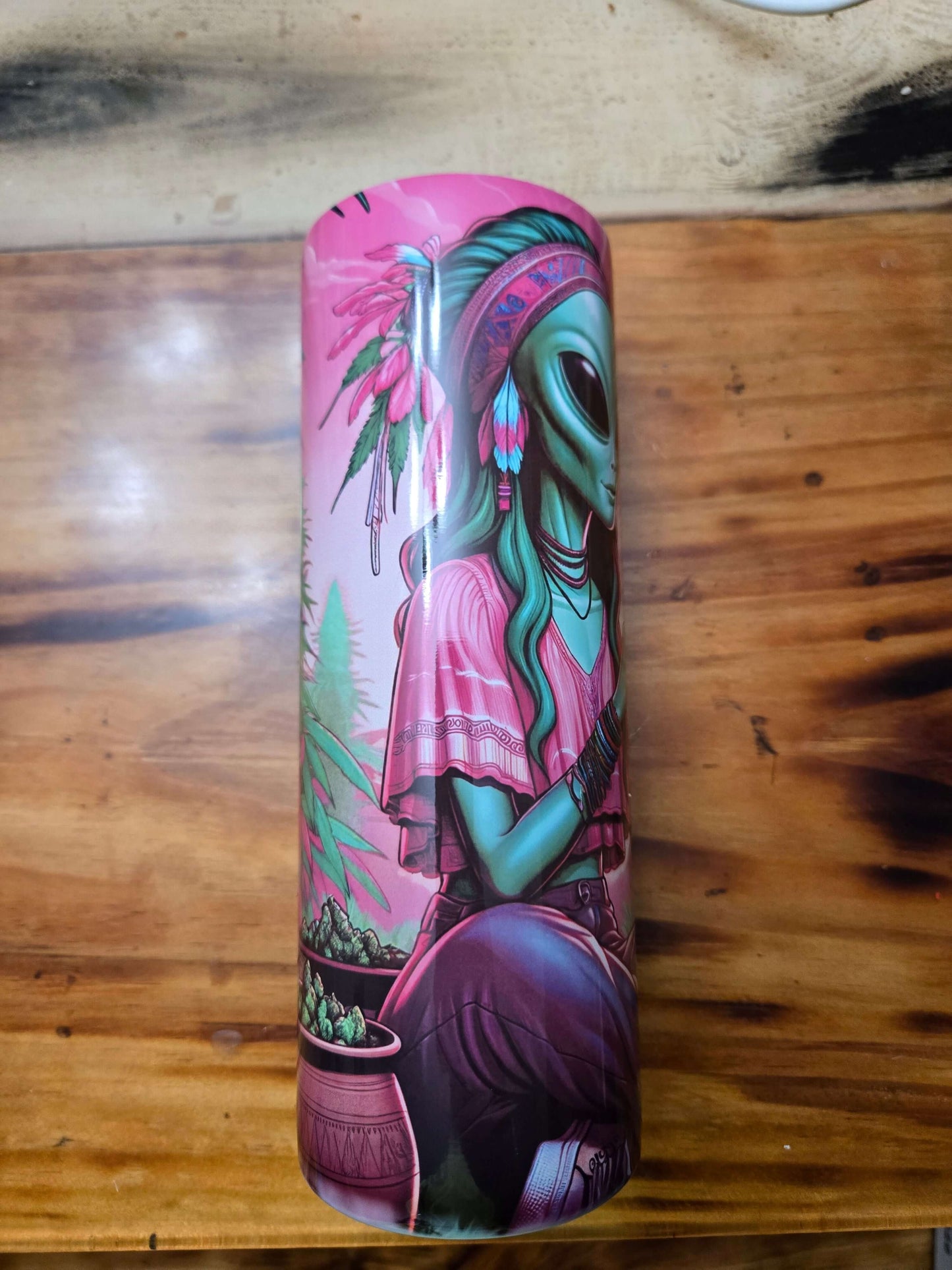 Alien hippie design on a colorful 20oz tumbler, celebrating smoking culture with vibrant graphics.