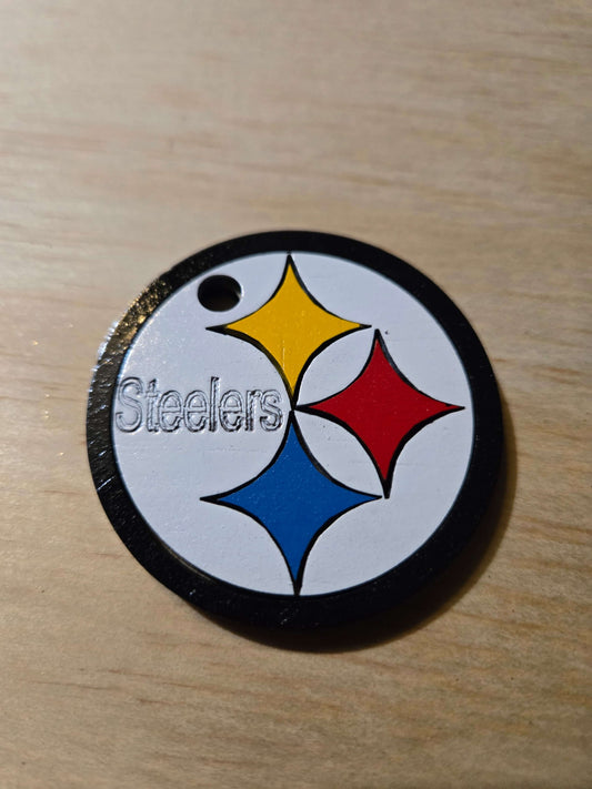 Pittsburgh Steelers logo keychain with vibrant colors on a circular design.